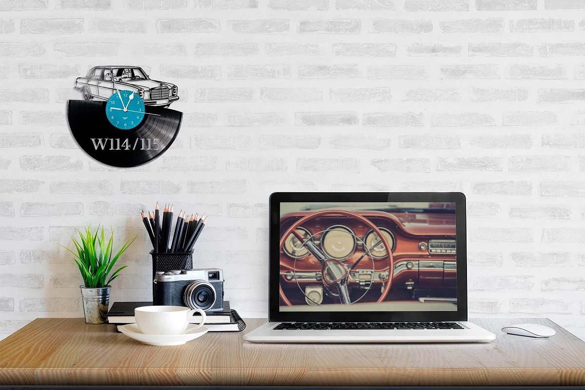 Schallplattenuhr mit W114/115-Motiv