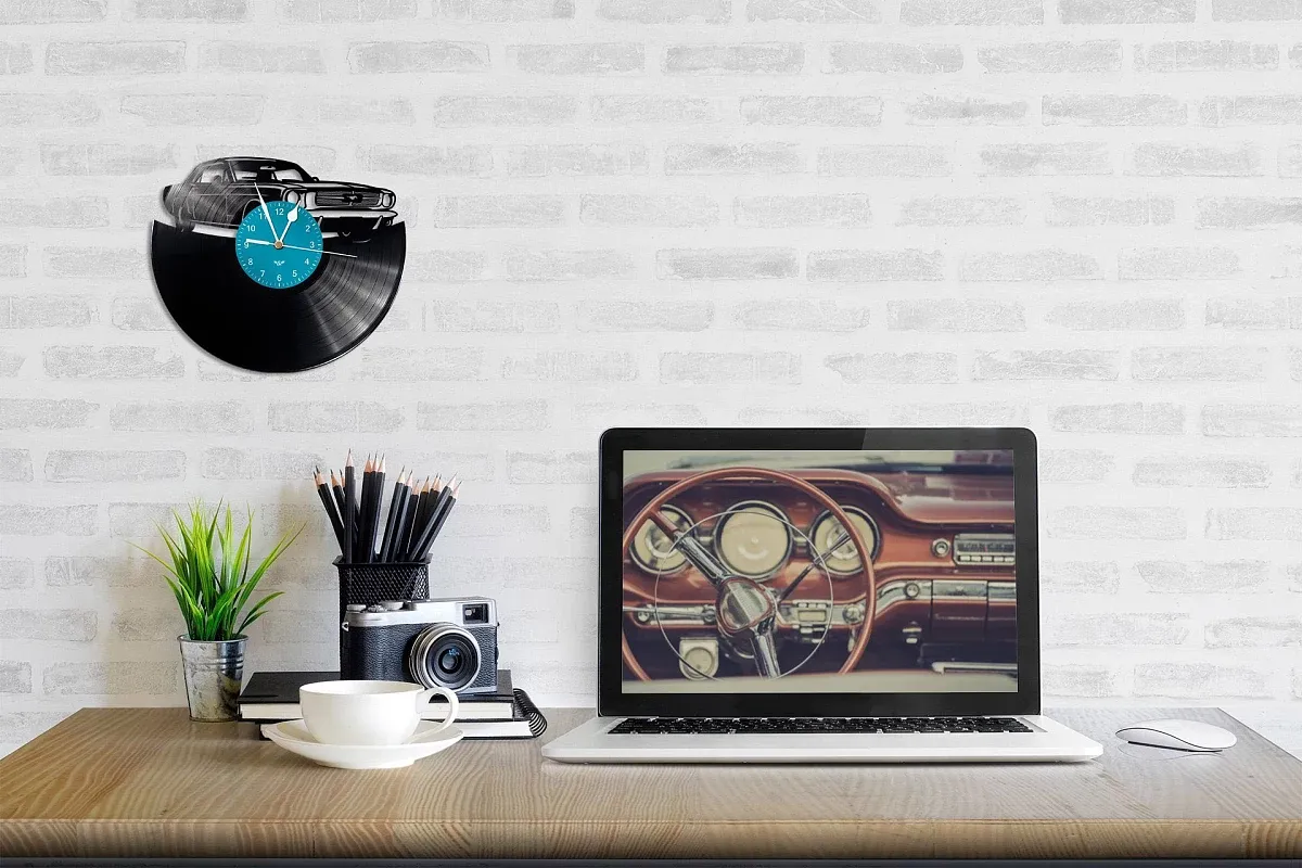 Schallplattenuhr mit Mustang-Motiv