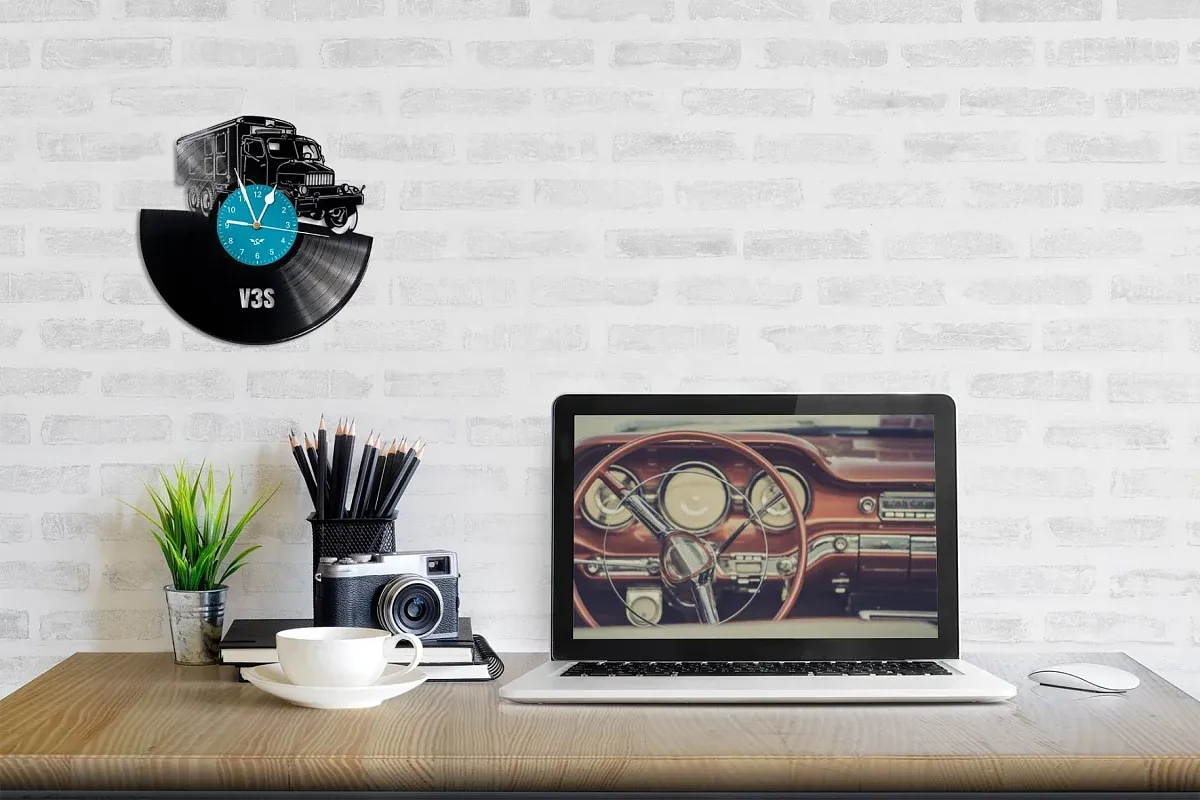 Schallplattenuhr mit LKW V3S -Motiv