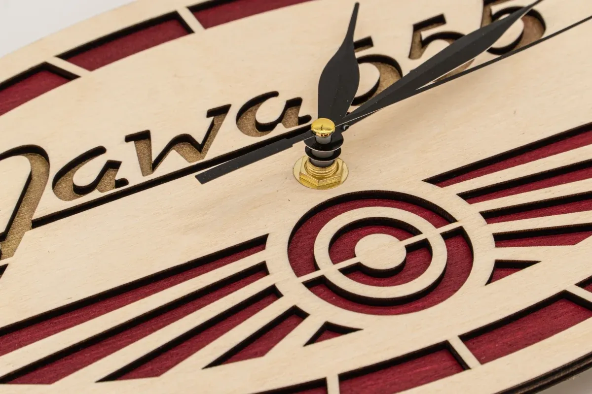 Hölzerne Uhr Logo Jawa 555